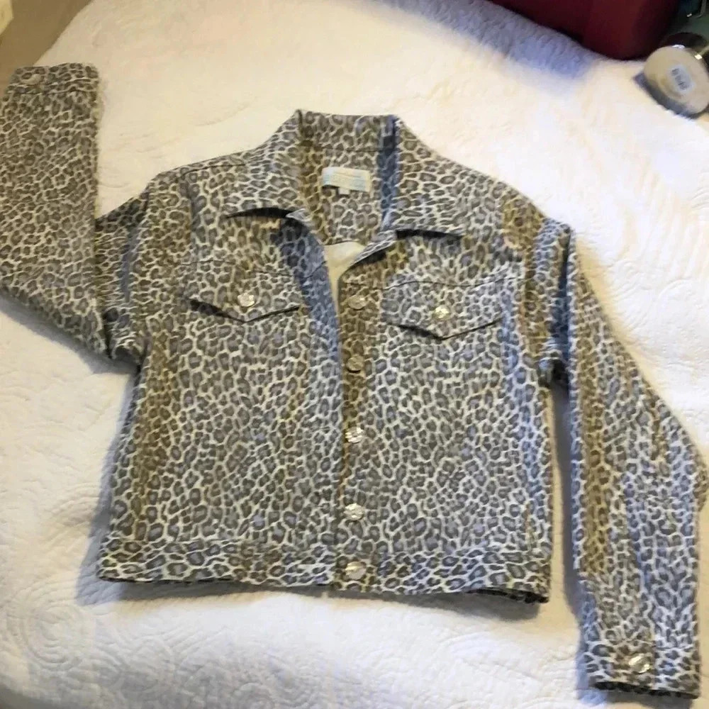 Stylish Linda Bertozzi leopard print denim style jacket